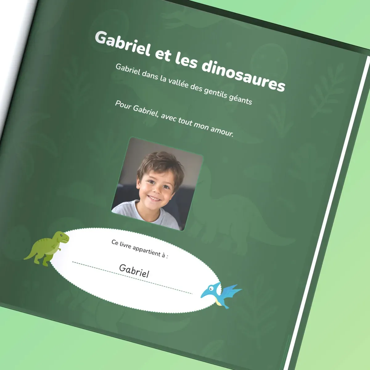 La première page du livre : « Pour Gabriel, avec tout mon amour » au-dessus de sa photo, et « Ce livre appartient à Gabriel »