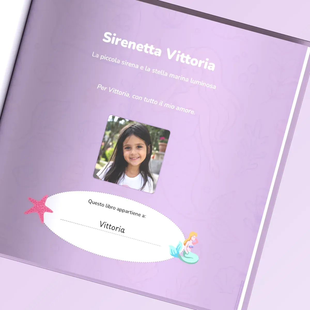 La prima pagina del libro: la dedica personale sopra la foto della bambina e «Questo libro appartiene a: Vittoria»