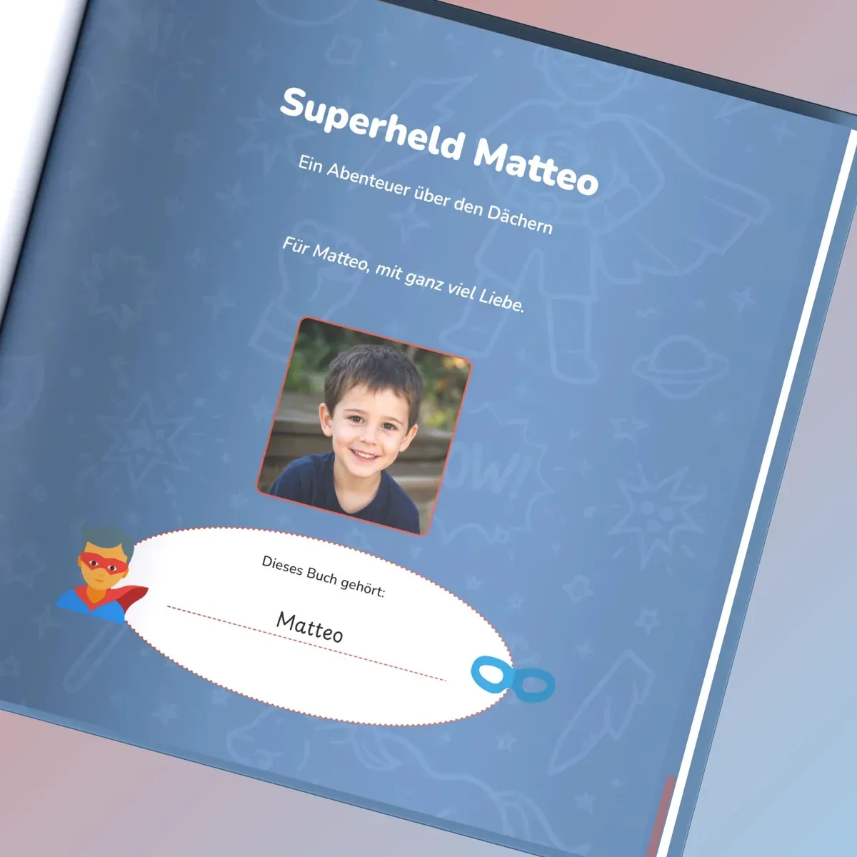 Die erste Seite des Buches: „Superheld Matteo, ein Abenteuer über den Dächern“, die Widmung „Für Matteo, mit ganz viel Liebe“ und sein Foto